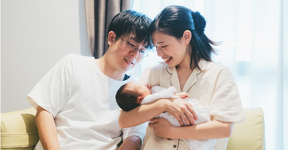 パパと一緒に赤ちゃんをケアする様子