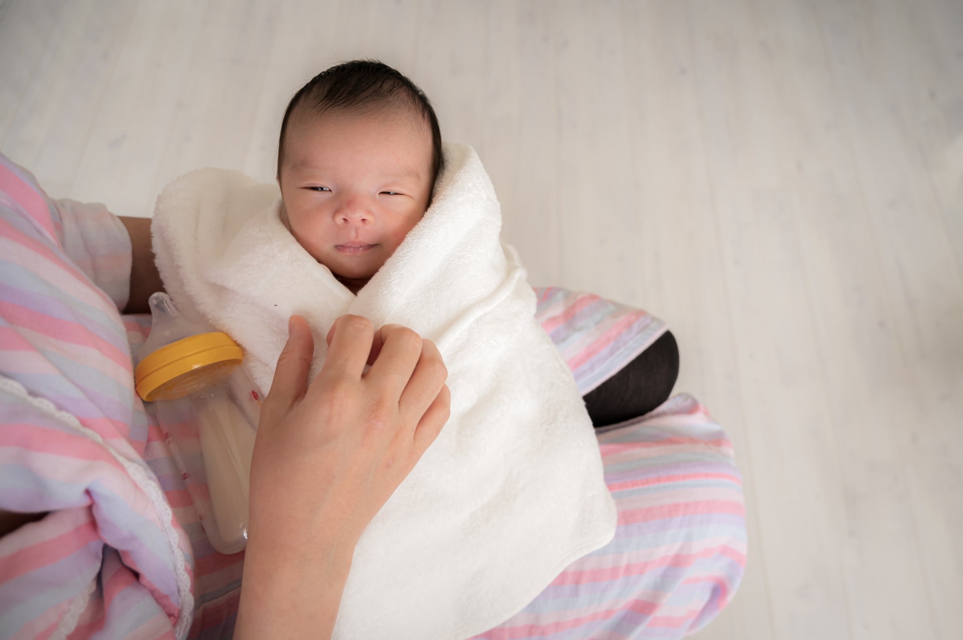 【助産師直伝】エアコンはいつから?初夏の「赤ちゃんの服装と室温調整」の正解