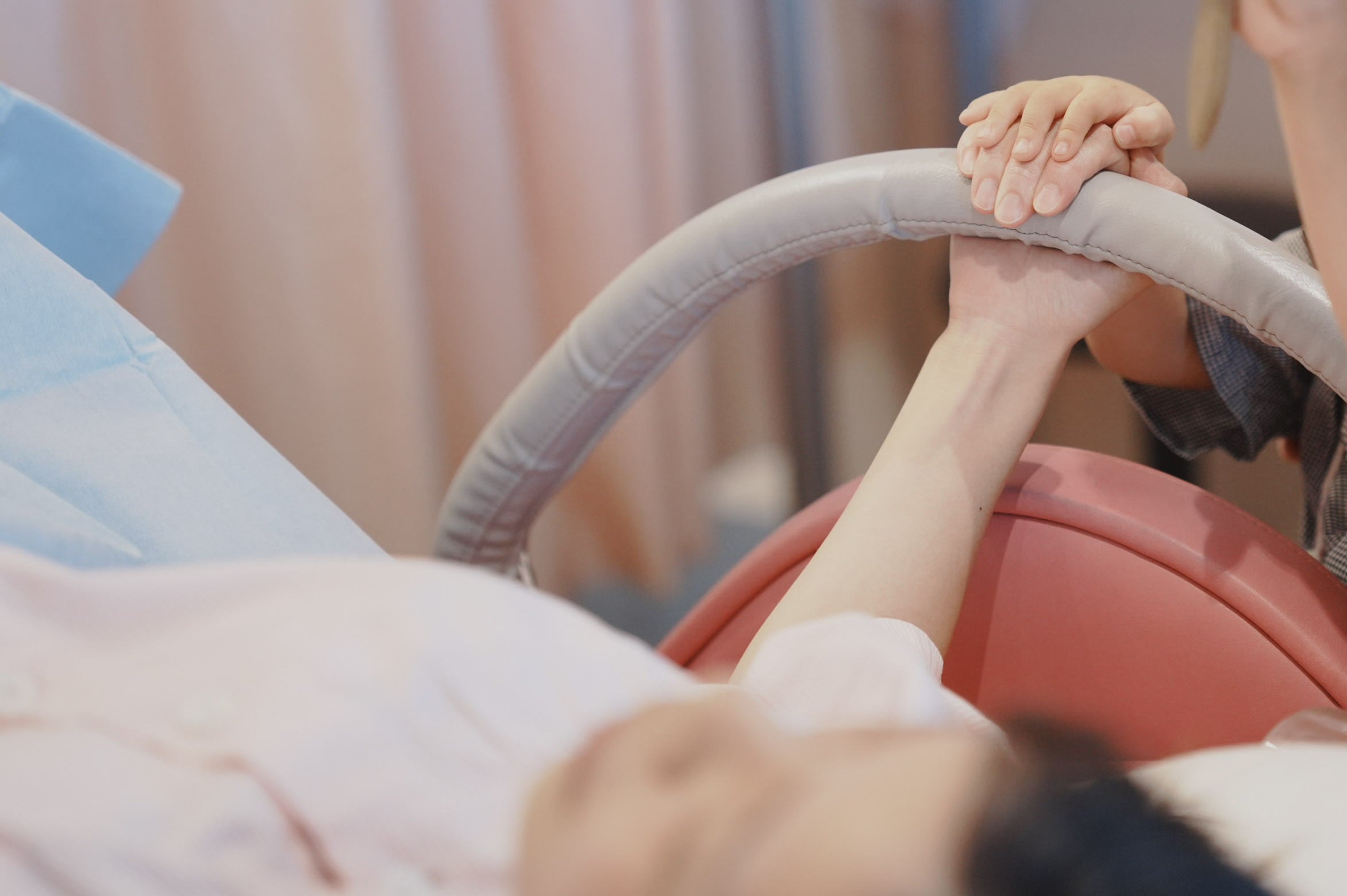 【助産師解説】会陰切開が「怖い」ママへ。初産は全員するの?会陰裂傷との違いを解説