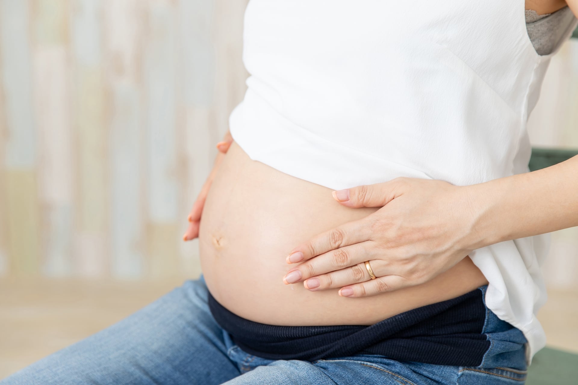 【医師解説】妊娠中期〜後期の「お腹の張り」自己判断は危険!迷わず受診すべき理由と危険なサイン